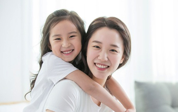 아이가 엄마에게 업혀있는 모습