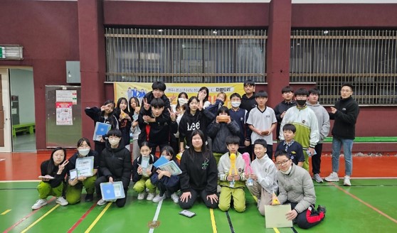 아이들이 건물앞에서 모여 찍은 사진