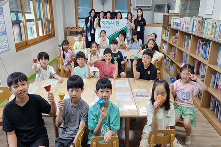 가톨릭꿈나무지역아동센터 내부에서 아이들과 단체사진